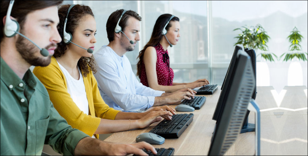 Business Center Roma - Servizi di segreteria - Compreso nella tariffa e in abbinamento a tutti i servizi è prevista la disponibilità del personale di segreteria che, per conto del Cliente, risponde alle chiamate telefoniche, riceve i fax, accoglie i suoi ospiti, riceve tutta la corrispondenza compreso raccomandate, atti giudiziari, verbali, notifiche e comunque tutta quella per il cui ritiro è necessaria la firma del ricevente, provvede quindi ad informare il Cliente, per email e telefonicamente, di quanto pervenuto.